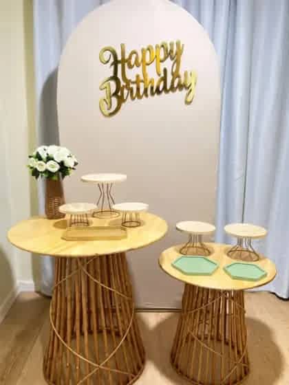 A beleza do rústico está nos detalhes! Nosso kit Pegue e Monte com mesa de vime chegou para transformar a sua comemoração em um momento inesquecível. Perfeito para festas intimistas, noivados ou chás. Leveza, charme e sofisticação que cabem no seu carro e no seu bolso!Faça seu orçamento pelo link na bio.