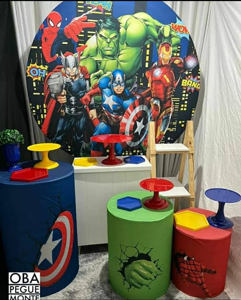 Kit Pegue e Monte Vingadores + Mesa + Escadinha
